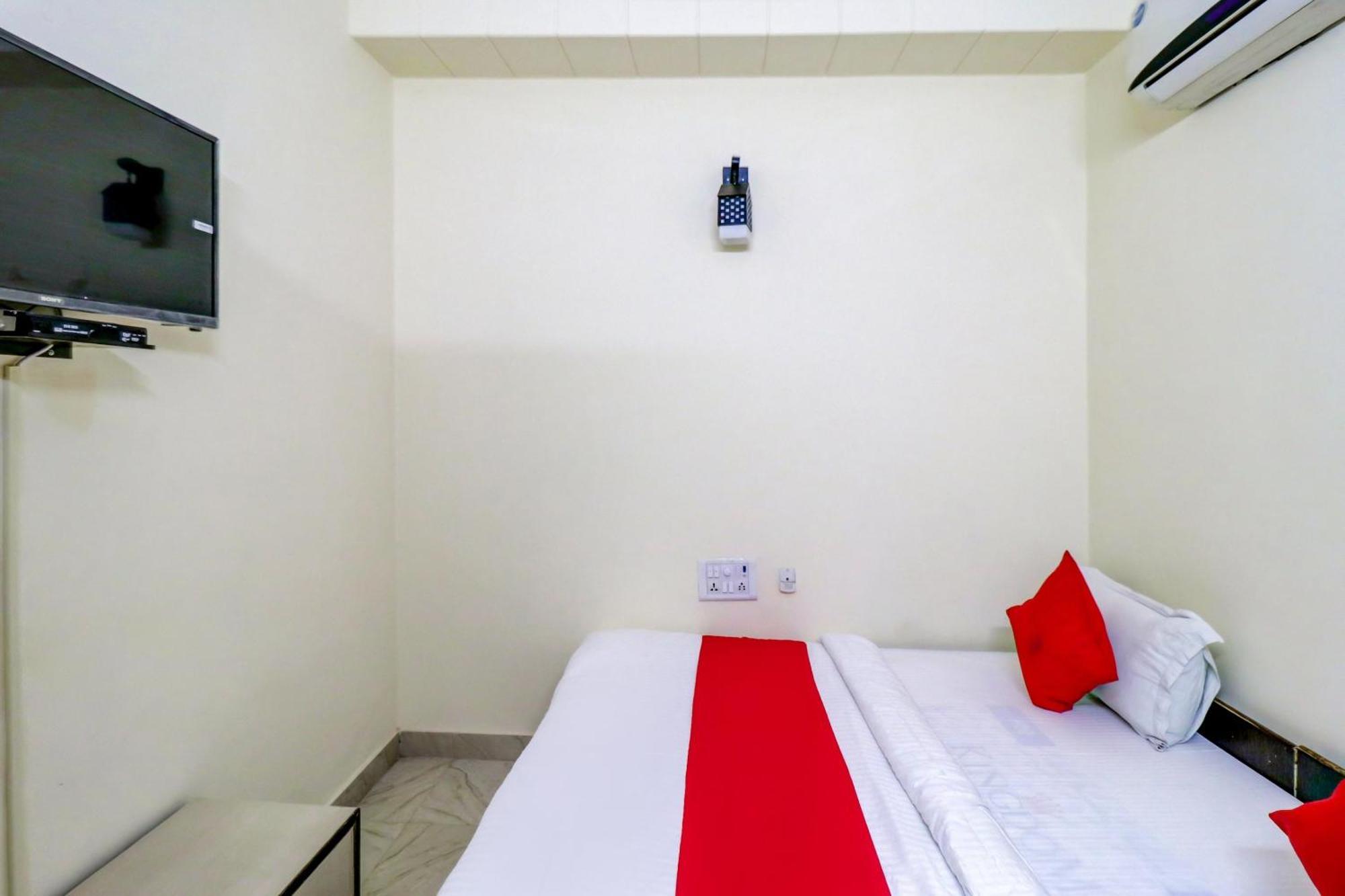 Hotel O Rs Hotels Near Pitampura Metro Delhi  Eksteriør bilde