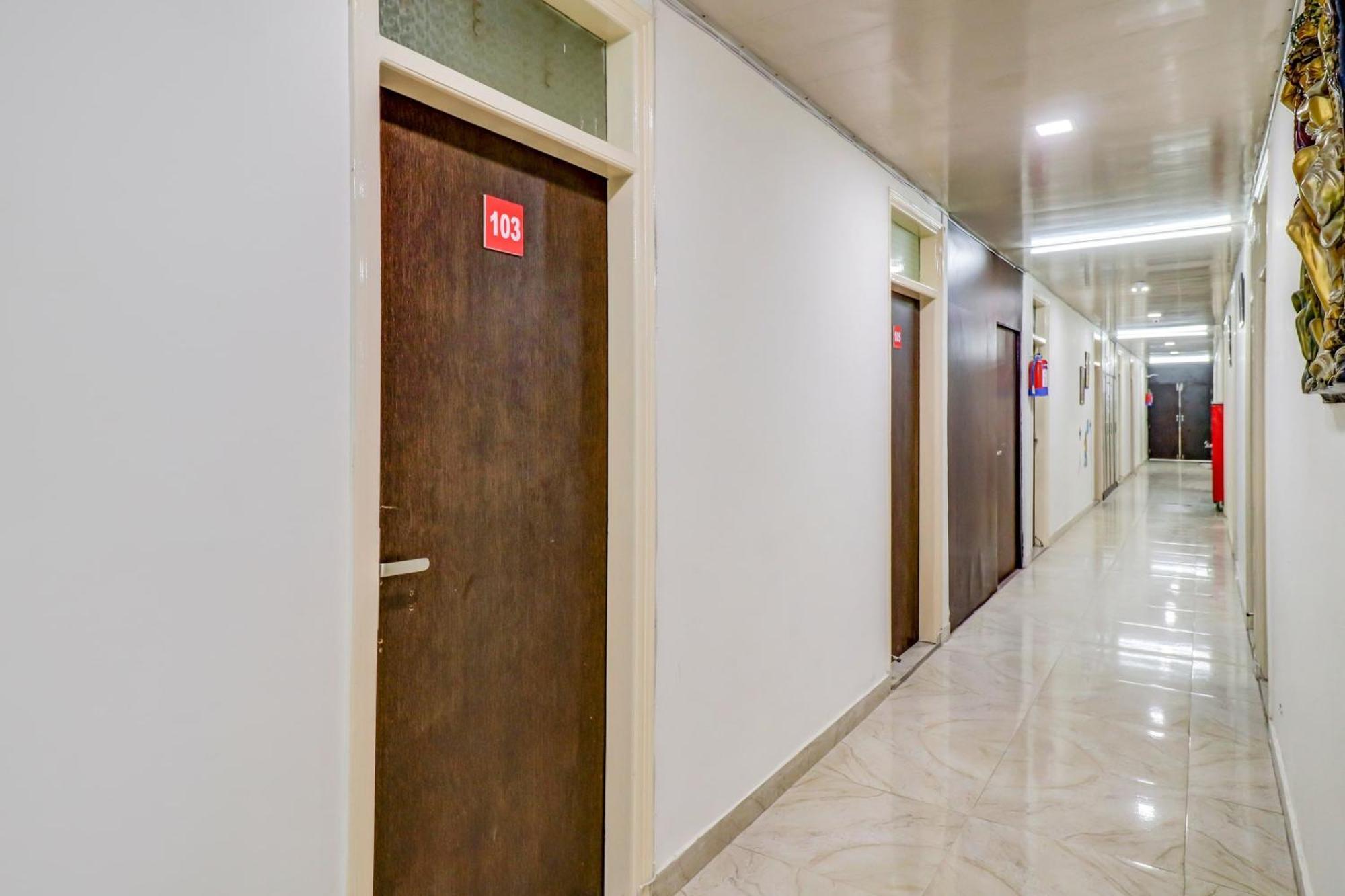 Hotel O Rs Hotels Near Pitampura Metro Delhi  Eksteriør bilde
