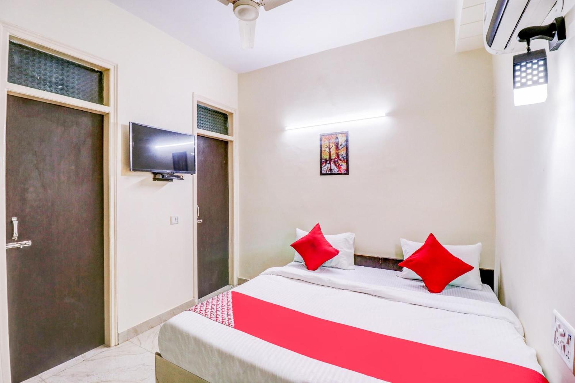 Hotel O Rs Hotels Near Pitampura Metro Delhi  Eksteriør bilde