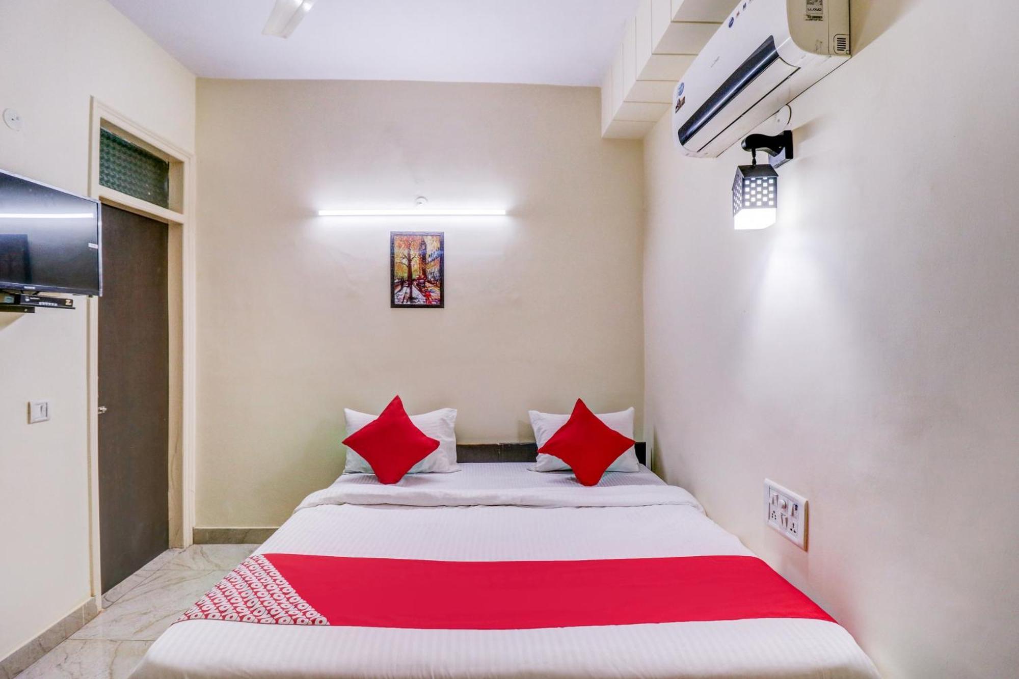 Hotel O Rs Hotels Near Pitampura Metro Delhi  Eksteriør bilde