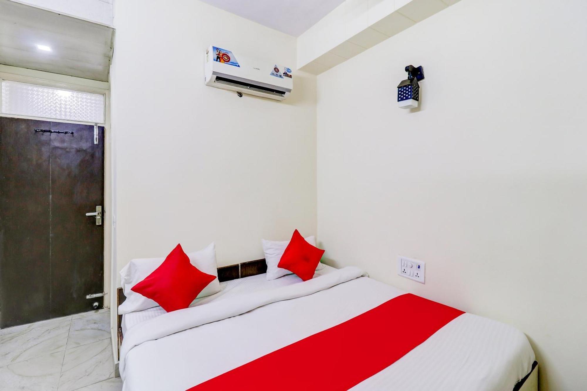 Hotel O Rs Hotels Near Pitampura Metro Delhi  Eksteriør bilde